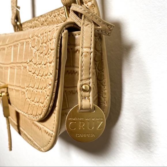 Penelope and Monica Cruz  Carpisa Italy Crossbody - Picture 3 of 9